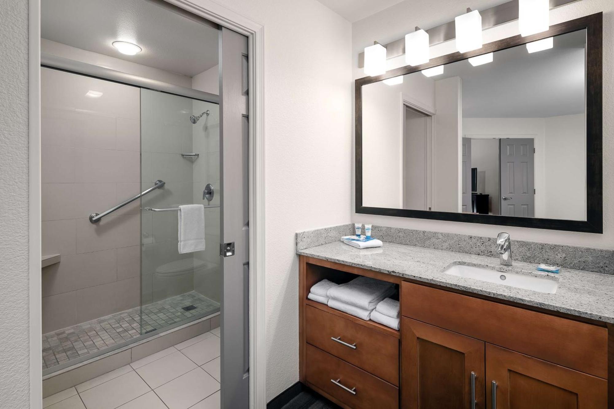 Queen Room Accessible Tub Disability Access,1275929425:JPEG