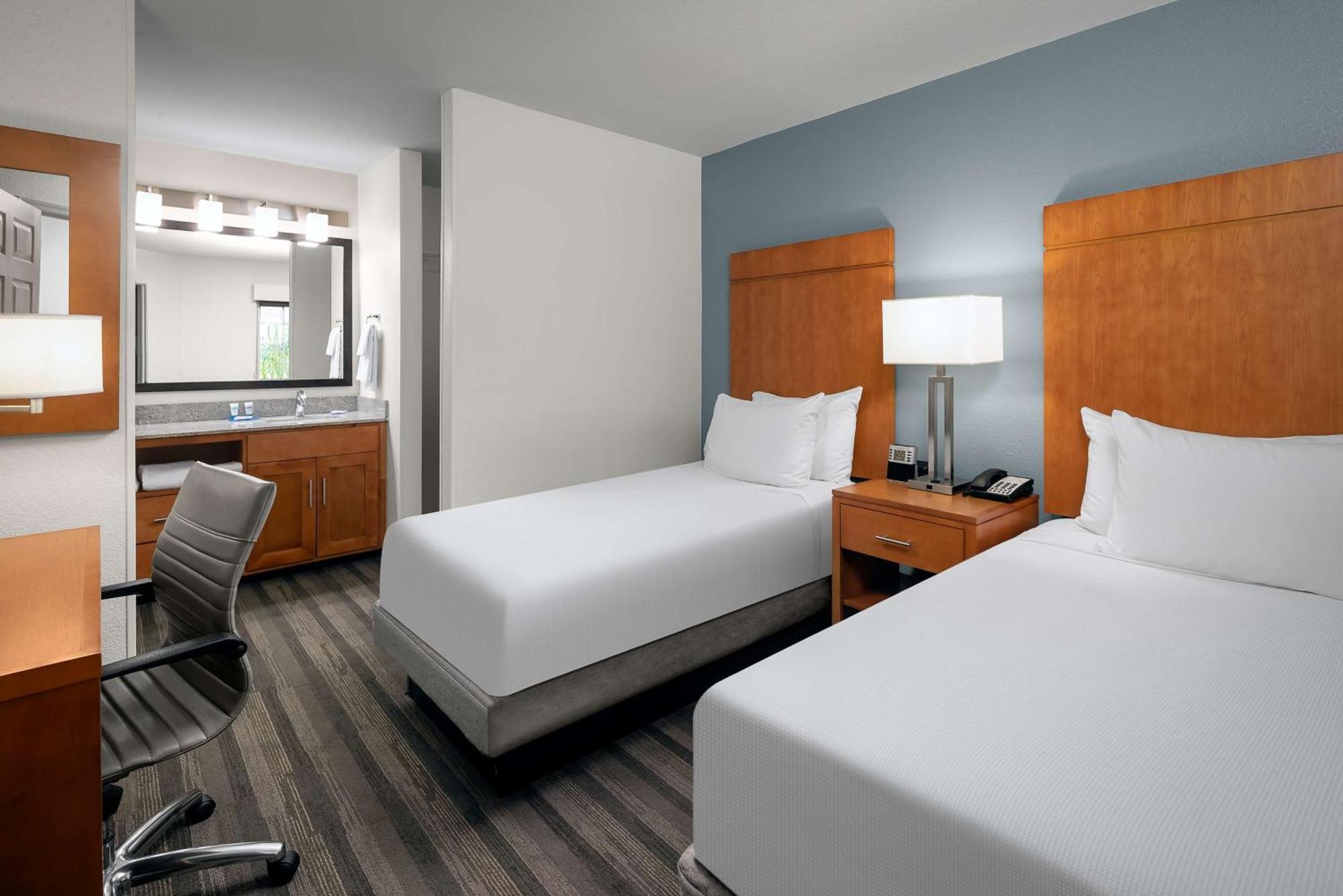 Two-Bedroom Suite,1498895635:JPEG