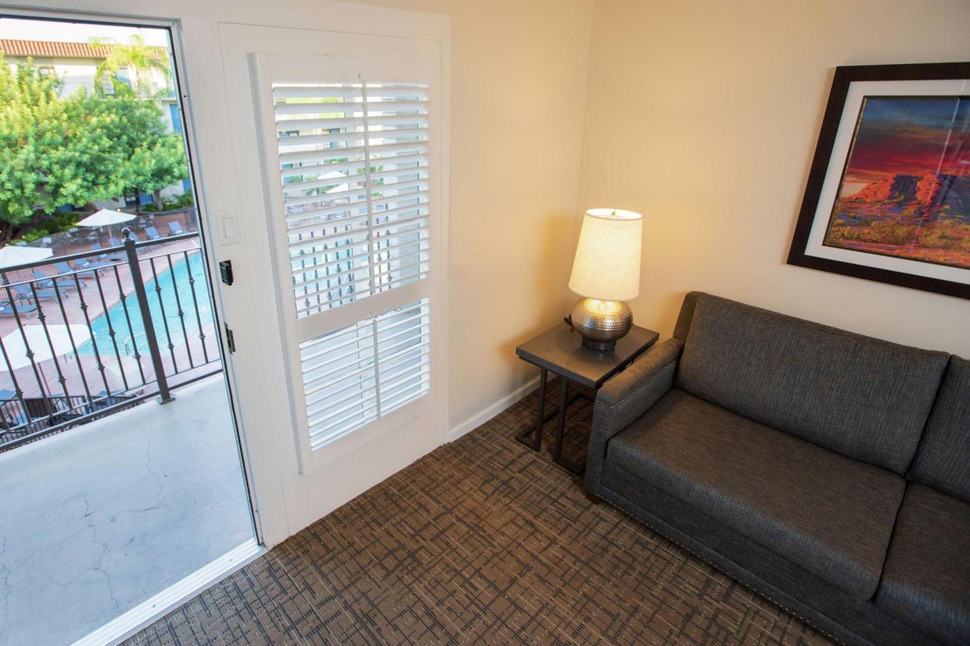Deluxe One-Bedroom King Suite,1551484444:JPEG