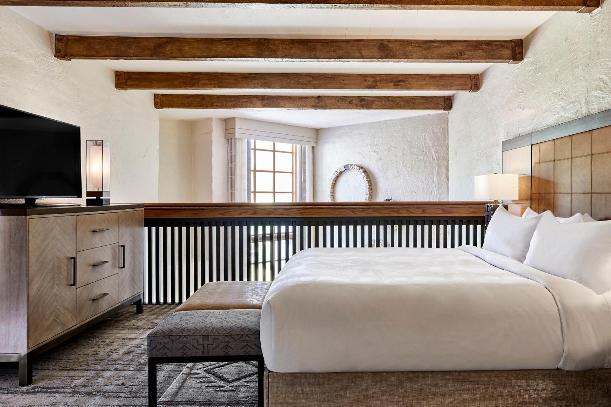One-Bedroom Bi-level King Suite,1706100890:JPEG