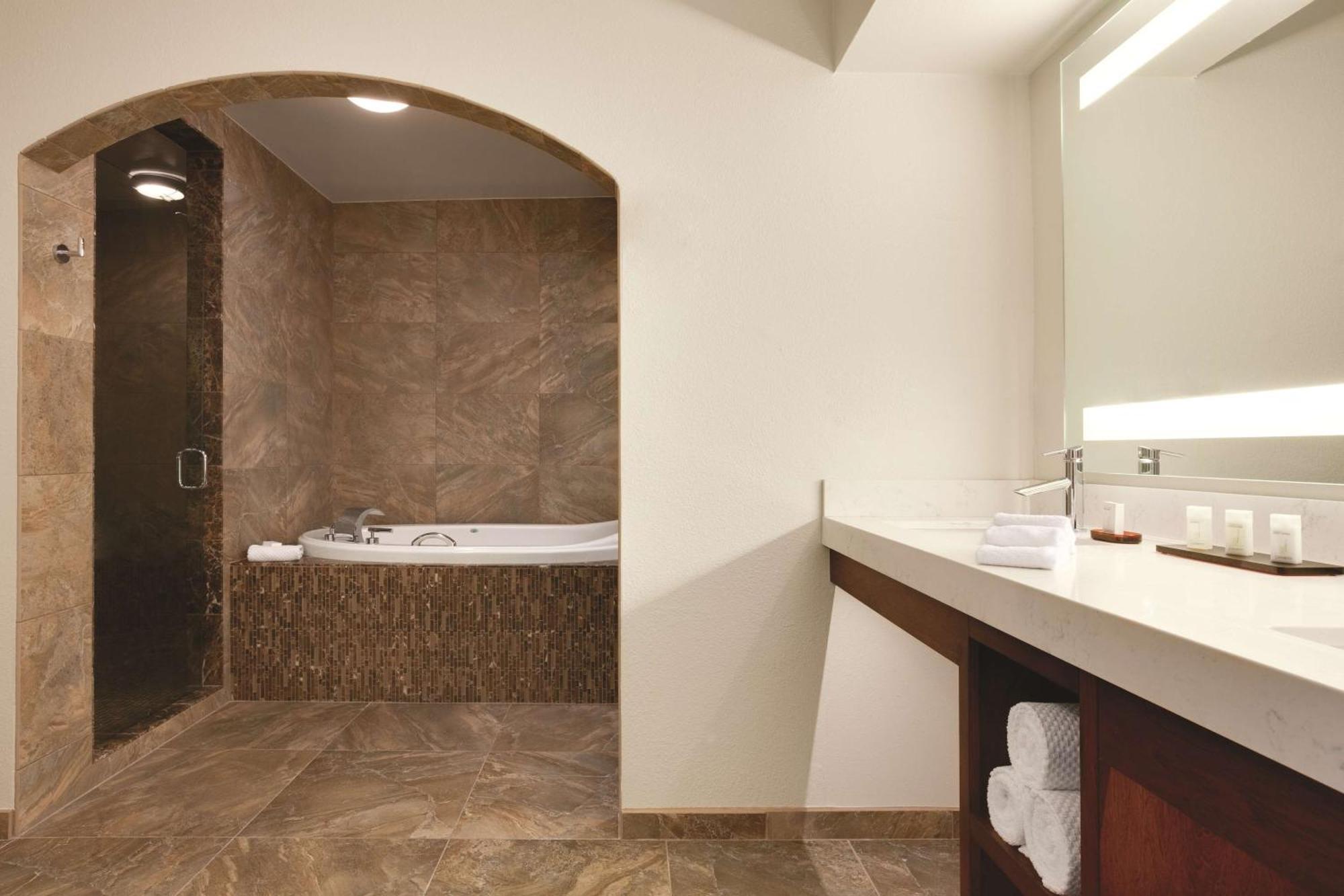 Superior One-Bedroom King Suite,1551484444:JPEG